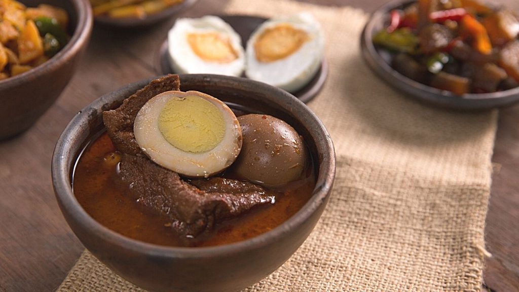 satu mangkok brongkos dengan telur