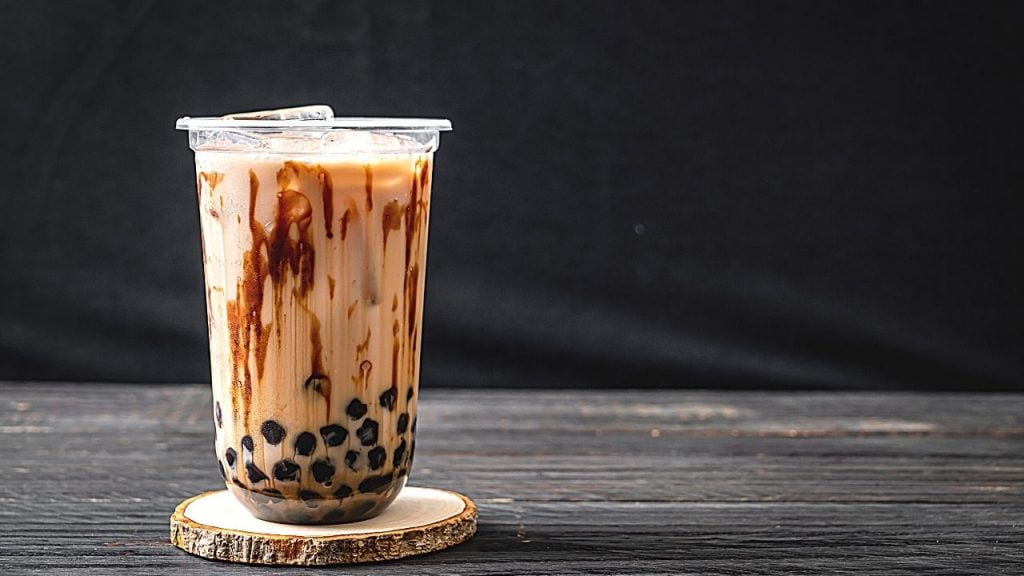 satu gelas minuman coklat dengan bubble tea