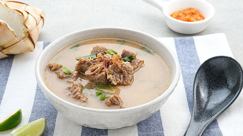 satu mangkok coto makasar dengan daging sapi
