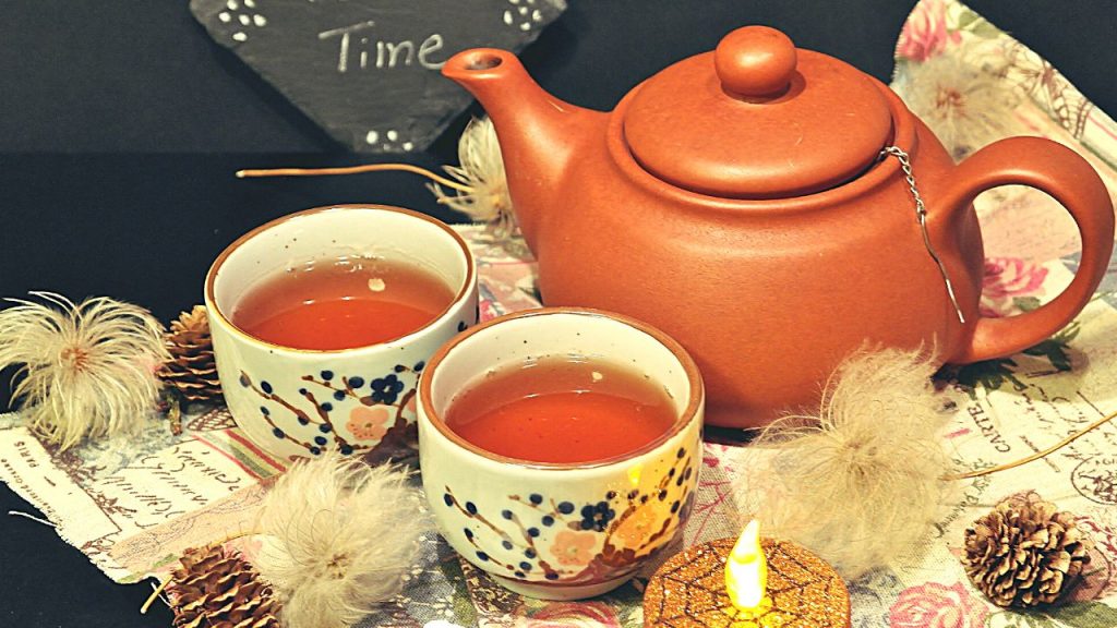 dua gelas dan satu teko minuman daechu cha