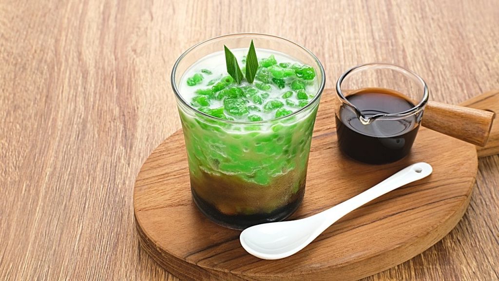 satu gelas es cendol dengan gula dan sendoknya
