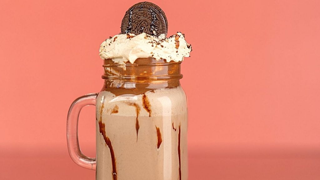 satu gelas minuman coklat frappe dengan topping oreo