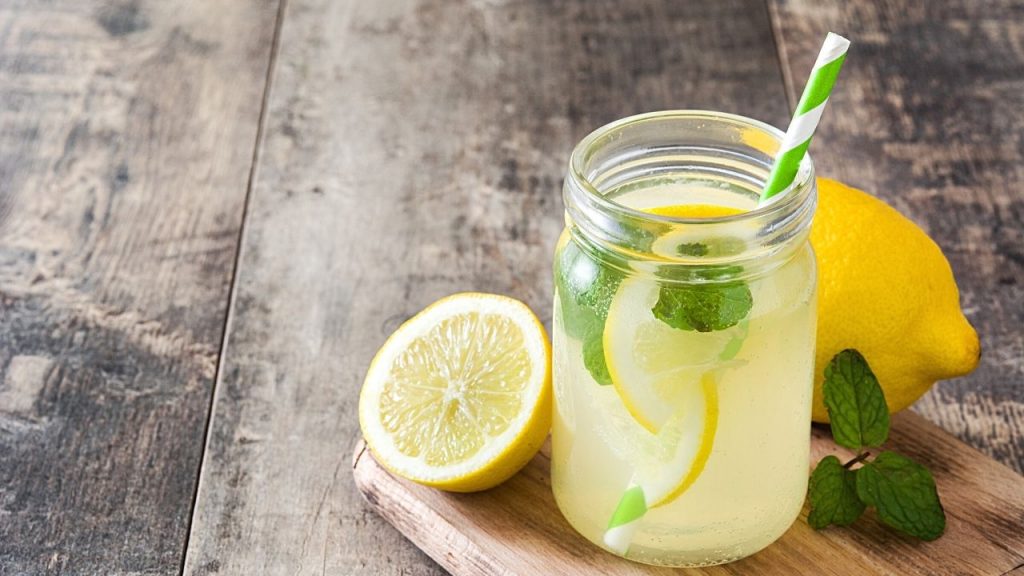 segelas minuman lemonad dan lemon