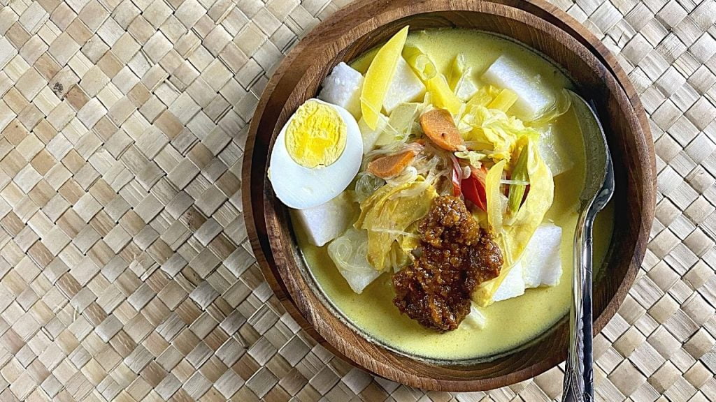 satu mangkok lontong balap dengan topping telur