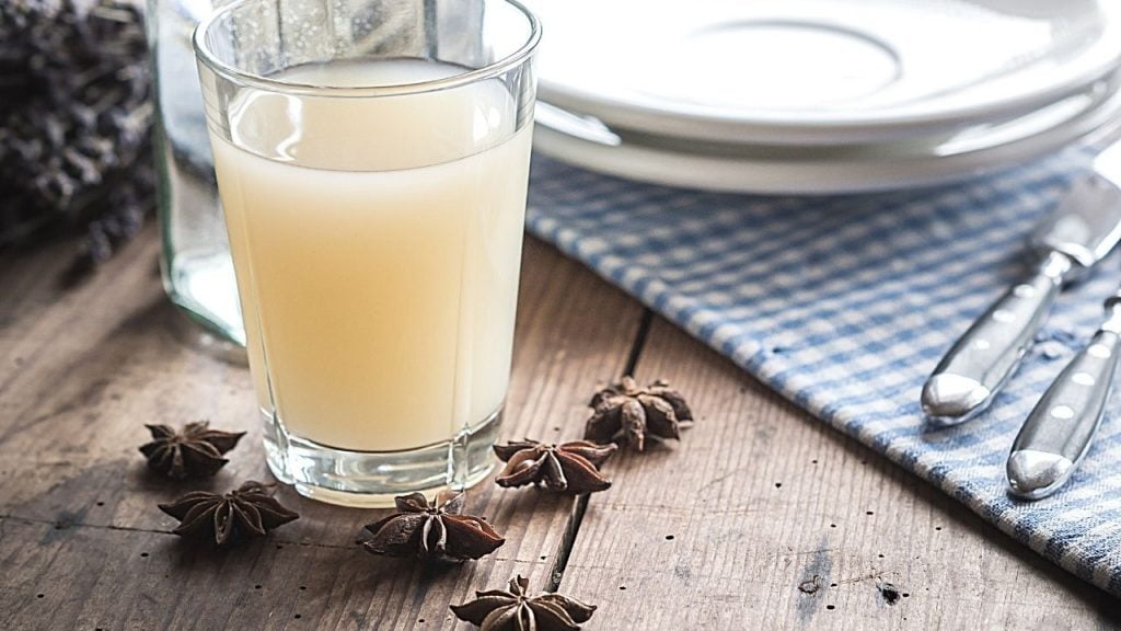 satu gelas minuman pastis dari perancis