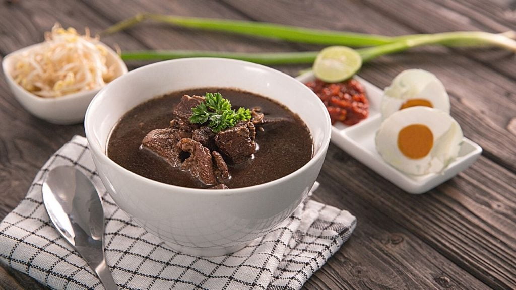 satu mangkok rawon dengan telur dan sambal