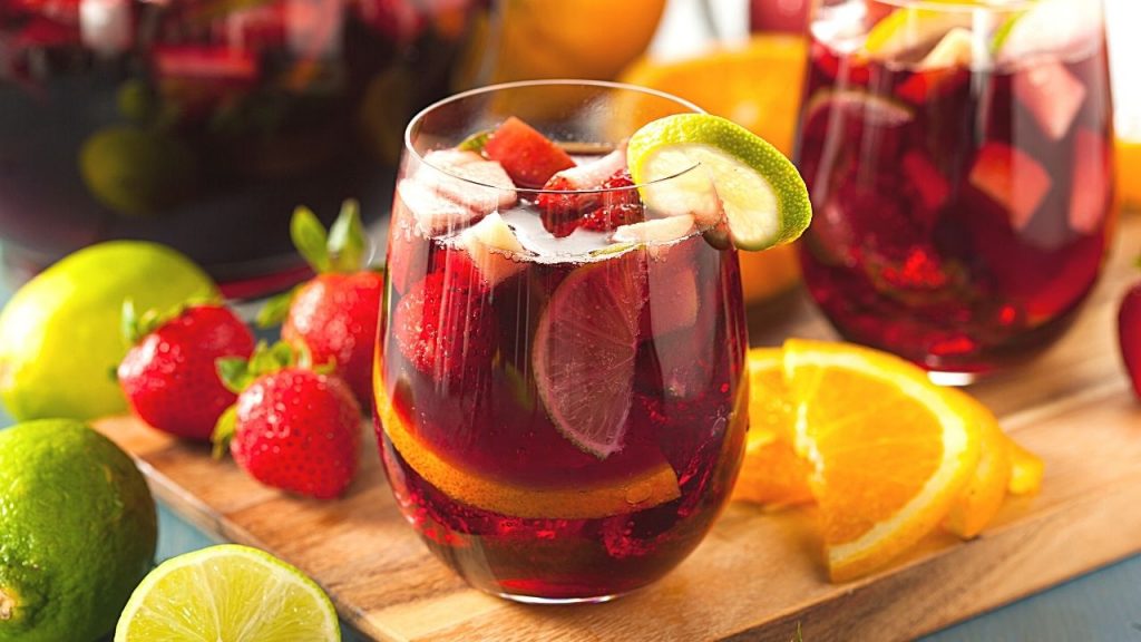 satu gelas minuman sangria dengan strawberry