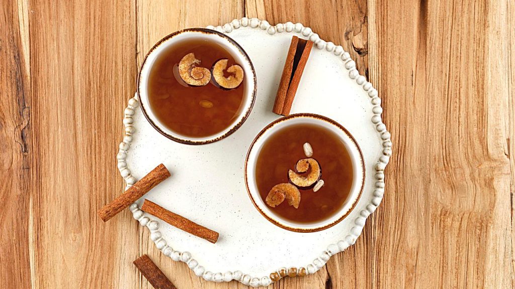 dua gelas sikhye dengan kayu manis