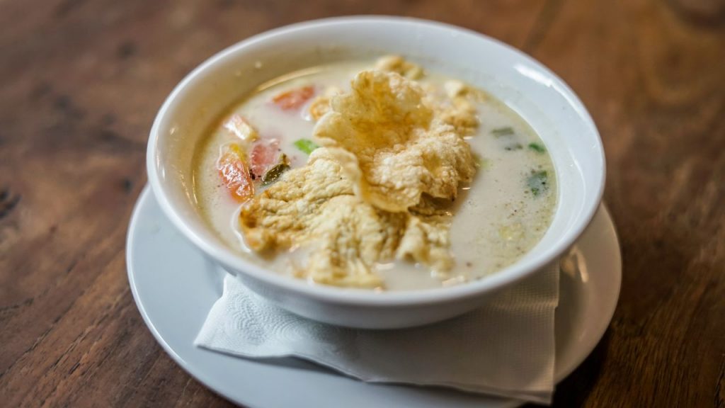 satu mangkok soto betawi dengan emping
