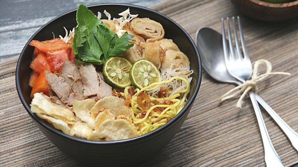 satu mangko soto mie bogor dengan daging tomat dan risol