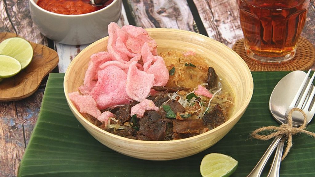 satu mangkok soto padang dengan daging dan kerupuk
