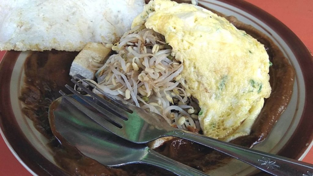 satu piring tehu tek dengan telur dan kerupuk