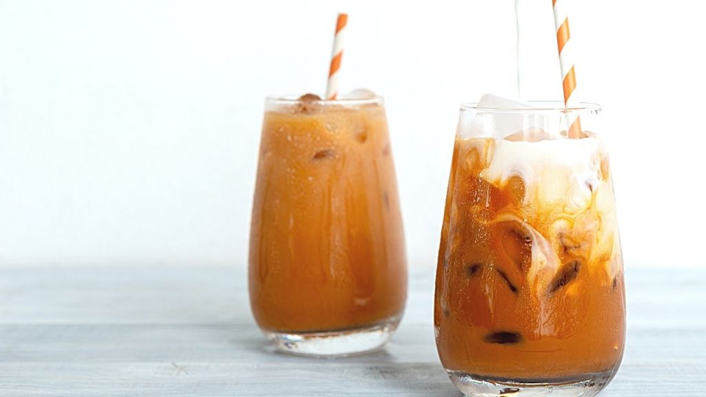 2 buah gelas thai tea dan terdapat sedotan