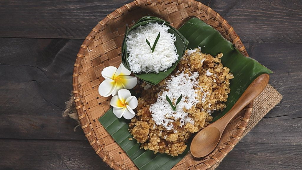 tiwul dengan kelapa parut diatasnya