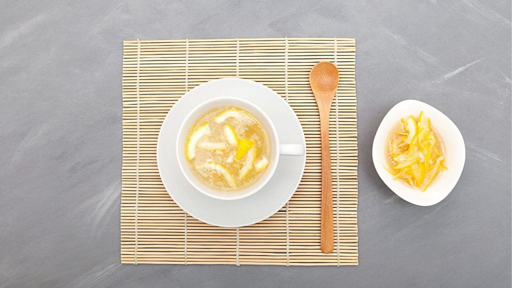 satu gelas yuja cha dengan irisan jeruk di dalamnya